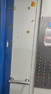 В доме 31 на Авиаконструктора Петлякова зеркало в лифте едва не травмировало...