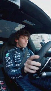 Лидер «Формулы-1» НЕ СМОГ припарковать Mercedes — Кими Антонелли во время съёмок рекламы немецкого бренда сдавал назад и врезался в забор.
