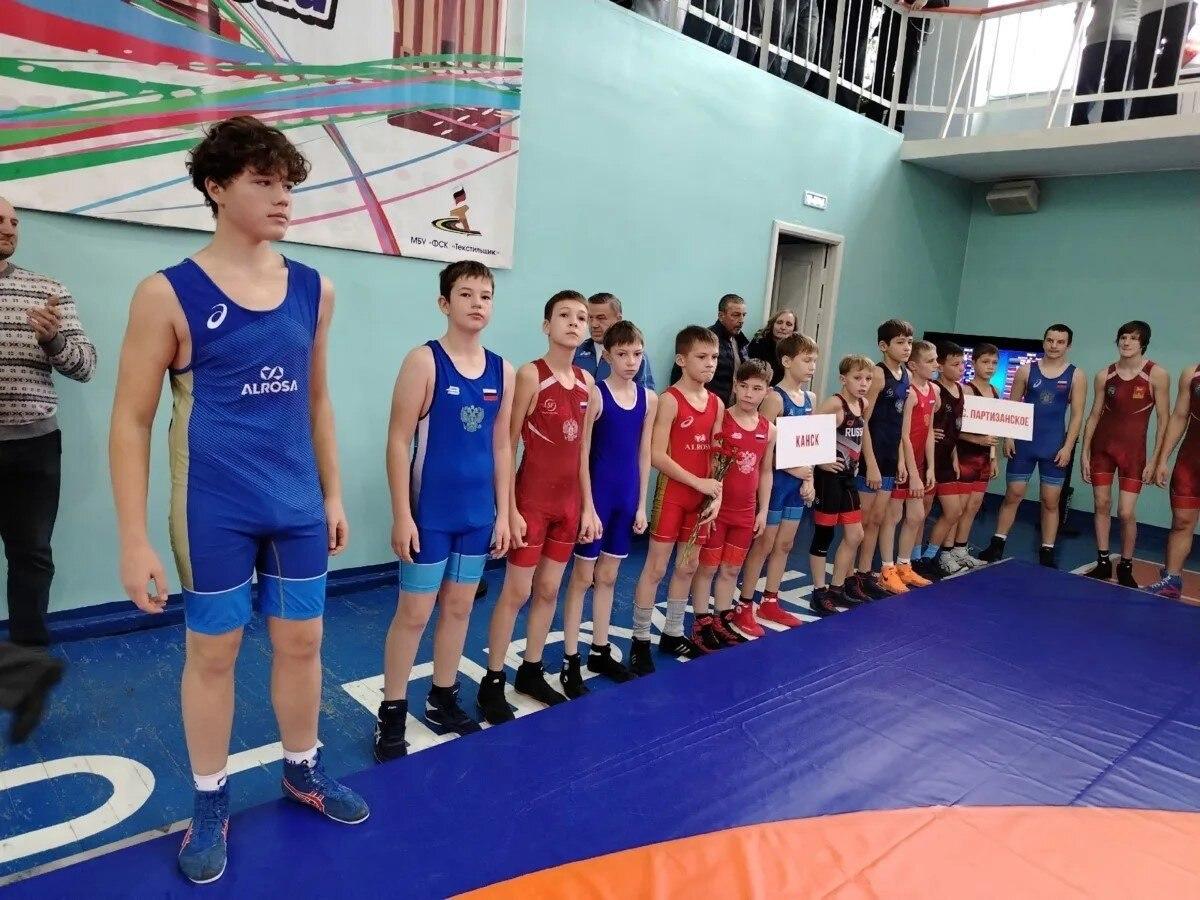 В Канске определили победителей краевого первенства по греко-римской борьбе В...