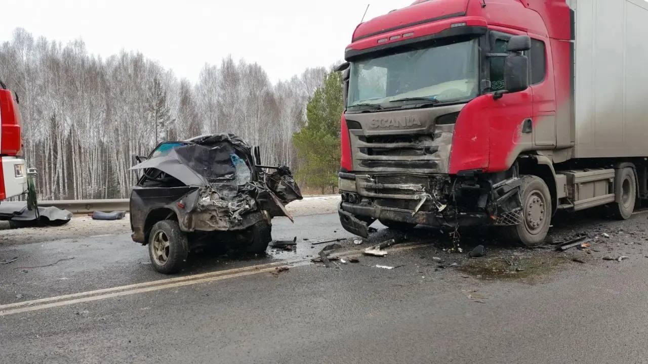 Полицейские устанавливают обстоятельства смертельного ДТП в Емельяновском МО
