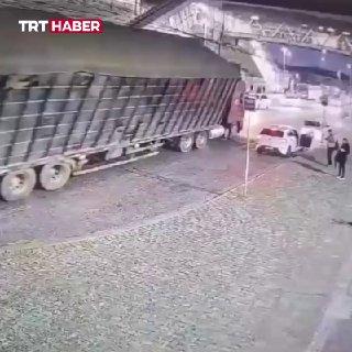 В Турции грузовик с опилками перевернулся и придавил два припаркованных автомобиля