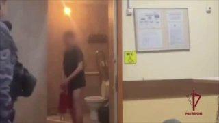 Бухой неадекват в трусах ворвался в школьный туалет и отстреливался огнетушителем от невидимой силы в подмосковной Ивантеевке.