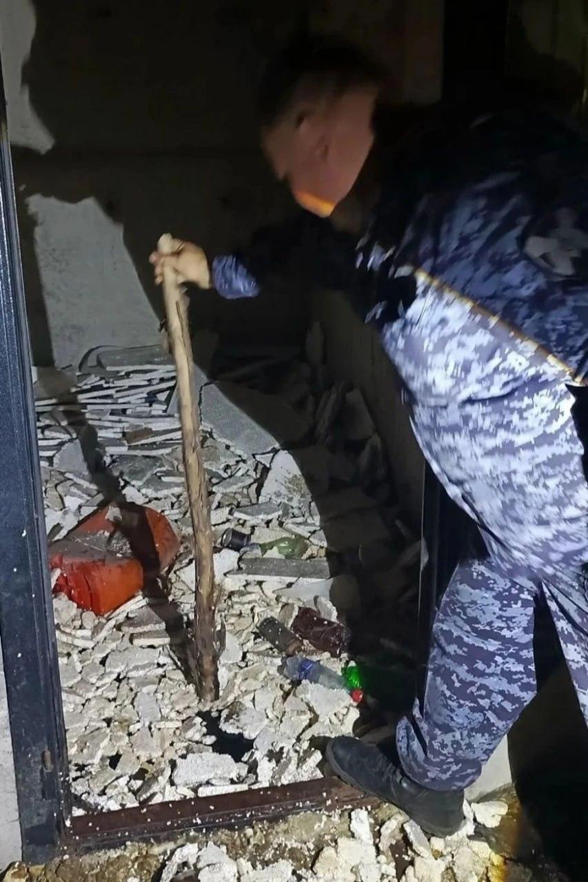 Росгвардеец спас 12-летнюю девочку, упавшую в затопленную шахту лифта на заброшке