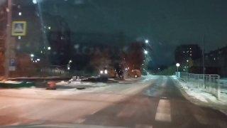 В Ачинске асфальт на тротуар возле школы № 12 укладывали в холодную снежную...