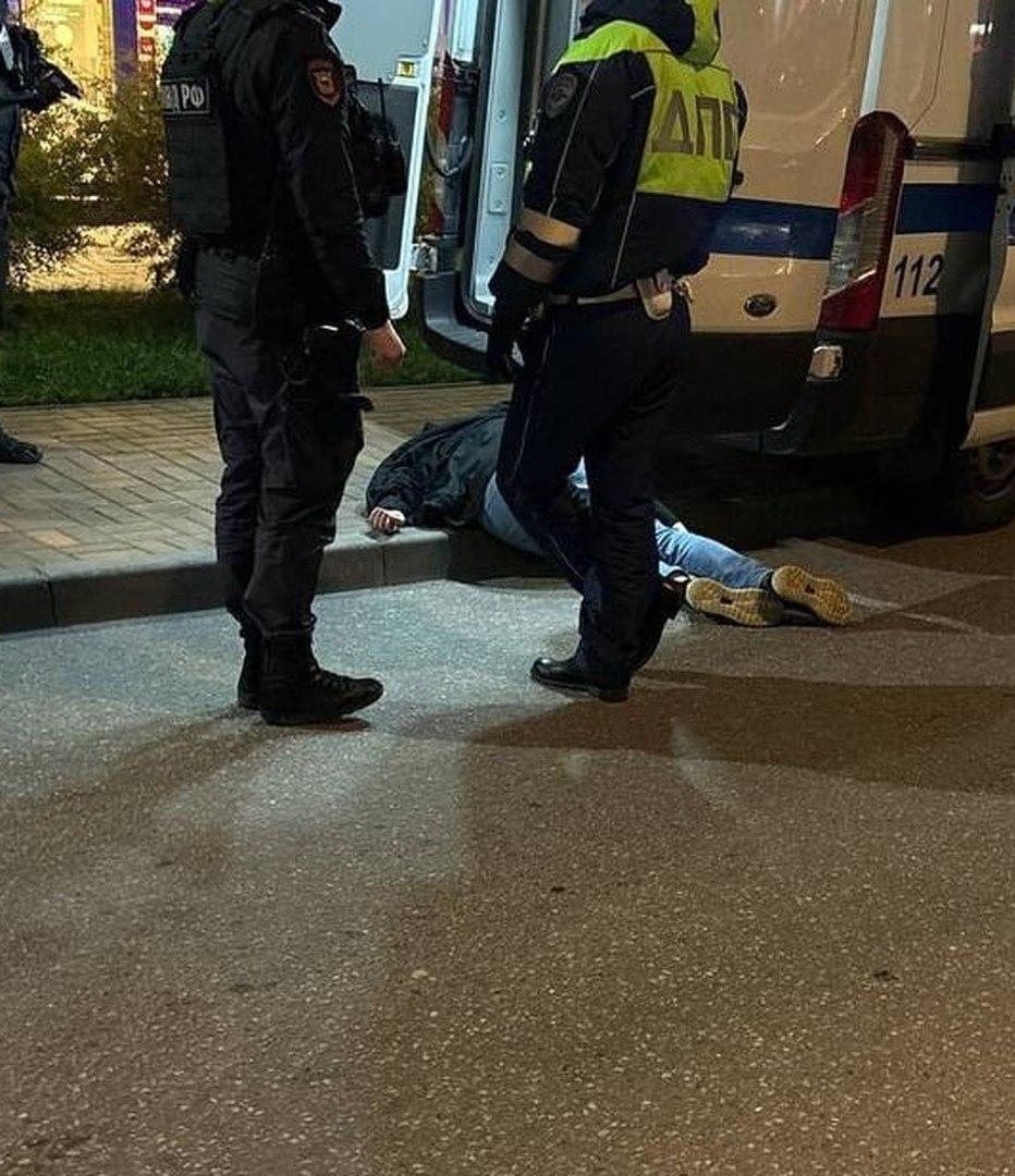 Питерский пьяный автохам спустил шины девушке из-за парковочного места, а когда прибыли полицейские — изобразил приступ