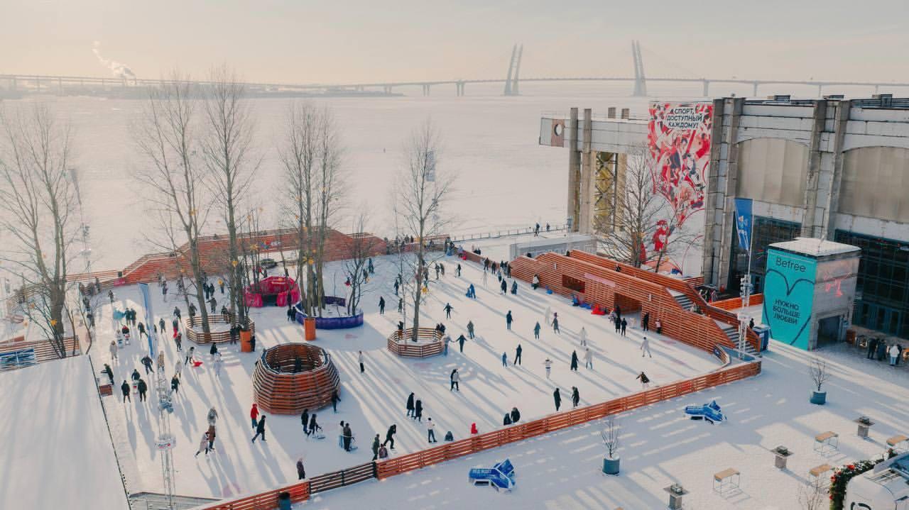 «Каток у моря» в Севкабеле откроется 21 ноября. Посетители смогут арендовать...