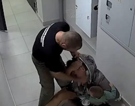 Мужчина, избивший жену и полуторагодовалого сына в подъезде на улице Зорге, отделался арестом на 2 суток по статье о мелком хулиганстве