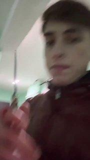 В Москве зумер под запрещенными веществами напал с ножом на друга, который караулил в подъезде его девушку
