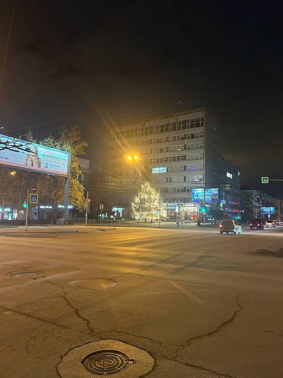Вафельная разметка на перекрестке Красного проспекта и Фрунзе сдалась. С...