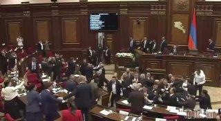 В парламенте Армении депутаты устроили массовую драку.