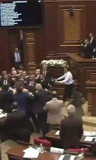 В парламенте Армении депутаты устроили массовую драку.