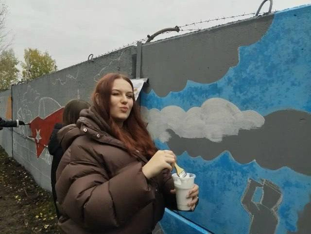 В уличную картинную галерею превратился бетонный забор в Ачинске Художники...