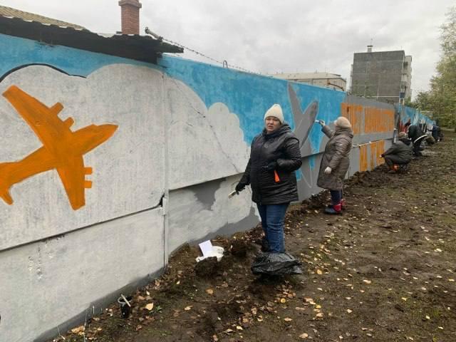 В уличную картинную галерею превратился бетонный забор в Ачинске Художники...