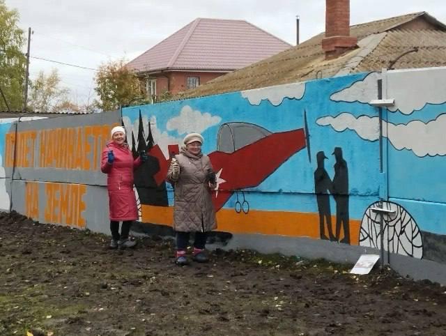 В уличную картинную галерею превратился бетонный забор в Ачинске Художники...