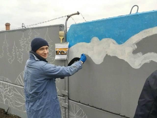 В уличную картинную галерею превратился бетонный забор в Ачинске Художники...