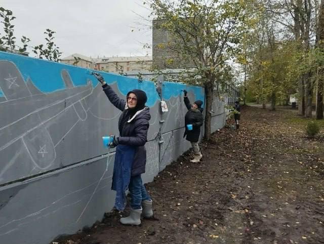 В уличную картинную галерею превратился бетонный забор в Ачинске Художники...