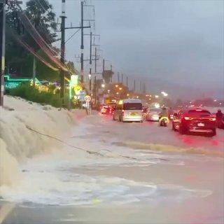 Пхукет уходит под воду — власти региона объявили красный уровень опасности.