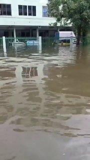 Пхукет уходит под воду — власти региона объявили красный уровень опасности.