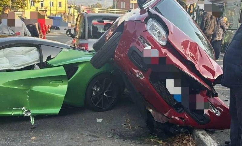 В Италии водитель Lotus устроил ДТП на €100 тысяч — и в итоге получил Fiat Panda прямо на багажник.