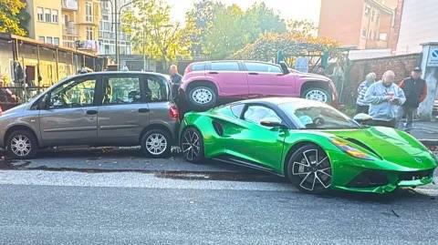 В Италии водитель Lotus устроил ДТП на €100 тысяч — и в итоге получил Fiat Panda прямо на багажник.