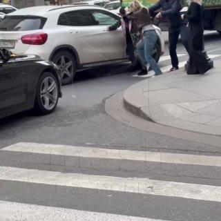 Блондинка устроила брюнетке экспресс-курс ПДД с применением силы на Большом...