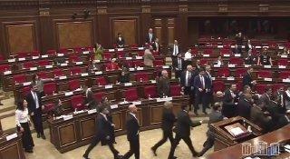 В парламенте Армении сторонники Пашиняна и оппозиции устроили массовый...