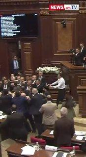 В парламенте Армении сторонники Пашиняна и оппозиции устроили массовый...