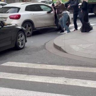 В Питере блондинка устроила брюнетке урок ПДД с применением физической силы и прокатила её лицом по машине.