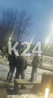 Заводчане на КРАМЗе по часу стоят в очереди, чтобы попасть на завод