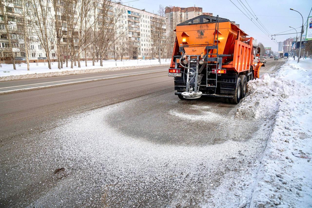 Этой зимой тротуары Новосибирска будут обрабатывать новой смесью реагента и...