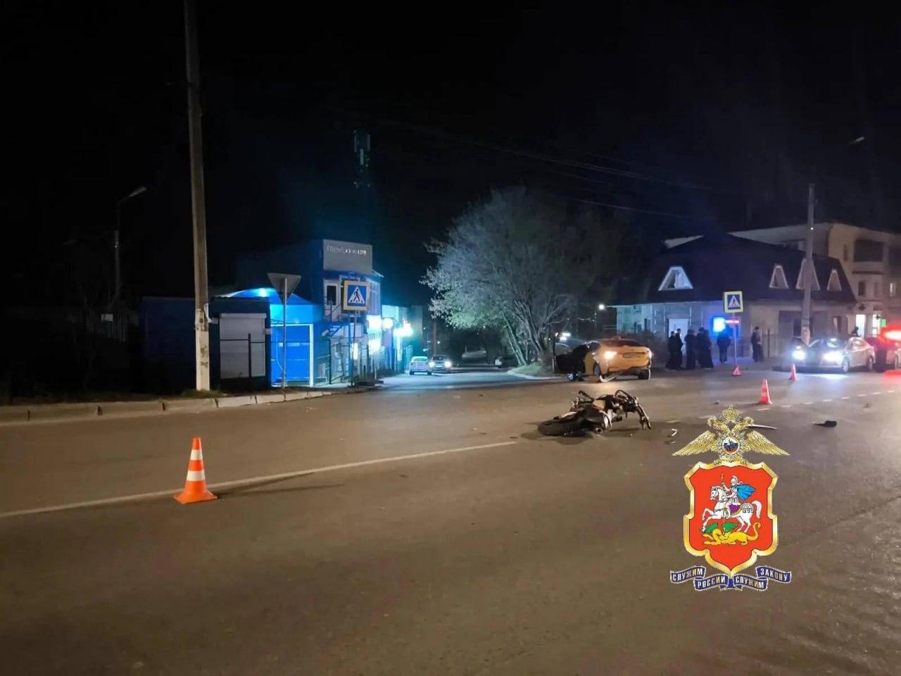 В Чехове двое подростков на питбайке столкнулись с такси на улице Гагарина.