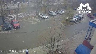 Полторашка воды, выброшенная из окна новосибирской многоэтажки, едва не упала...