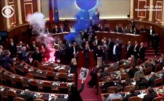 Файер-шоу вместо дебатов устроили оппозиционеры в парламенте Албании....