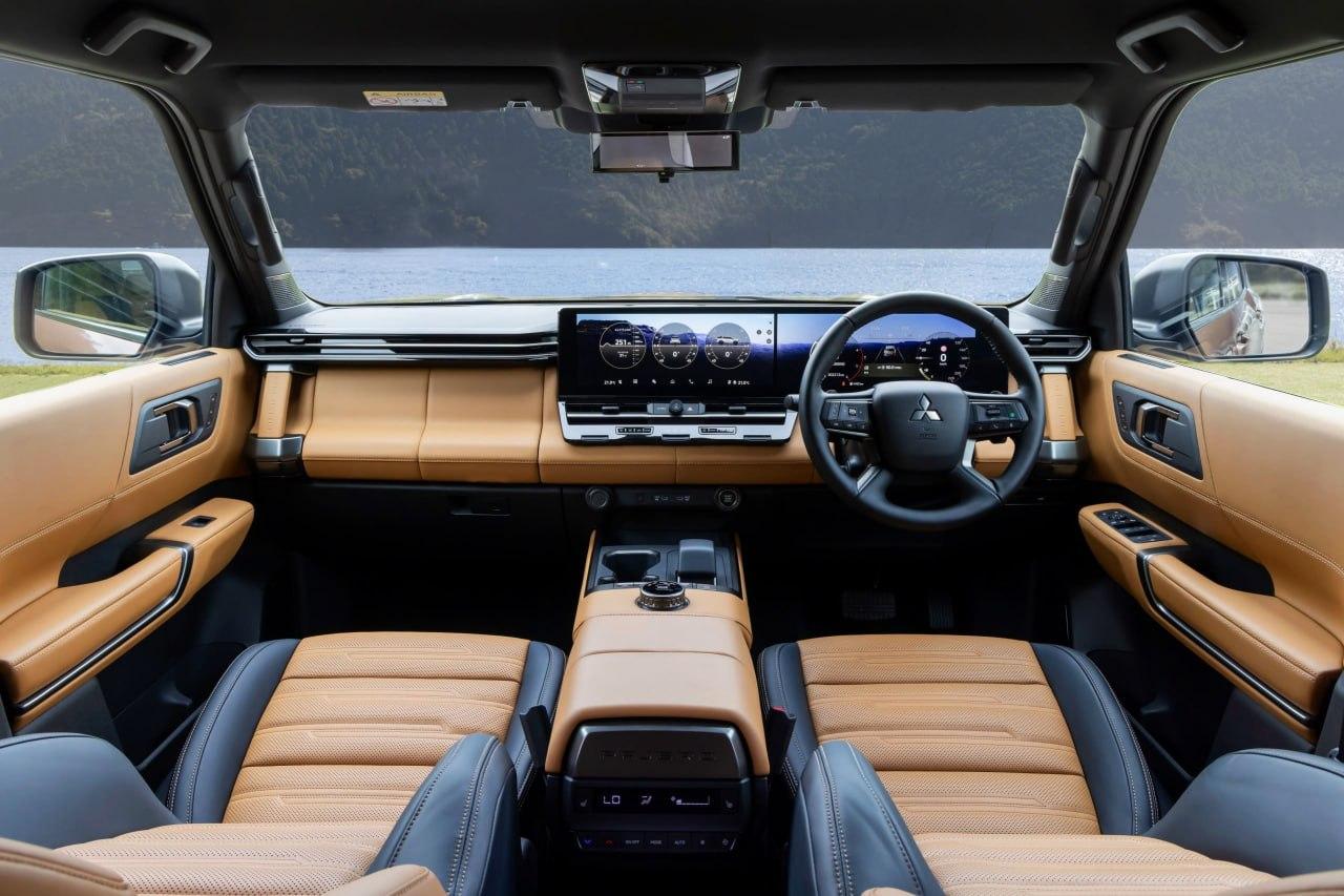 Mitsubishi возвращает культовый Pajero: внедорожник, которого не было на рынке семь лет, поступит к японским дилерам 17 декабря.