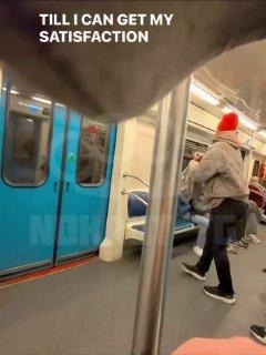 В московском метро озабоченная бабка решила найти ухажёра и начала тыкать...