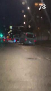 Возле «Автово» на видео сняли мифический «летающий» автобус. 🇷🇺 Источник: ЧП...