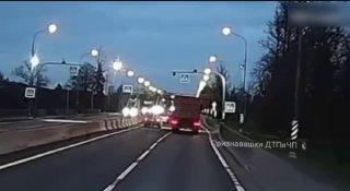 На Московском шоссе водителю самосвала, не понравился Ниссан в левом ряду, он...