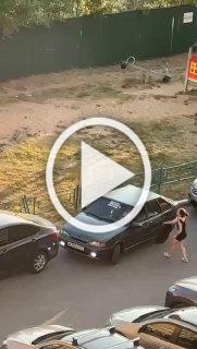 В Чебоксарах девушка разбила машину парня из-за измены...