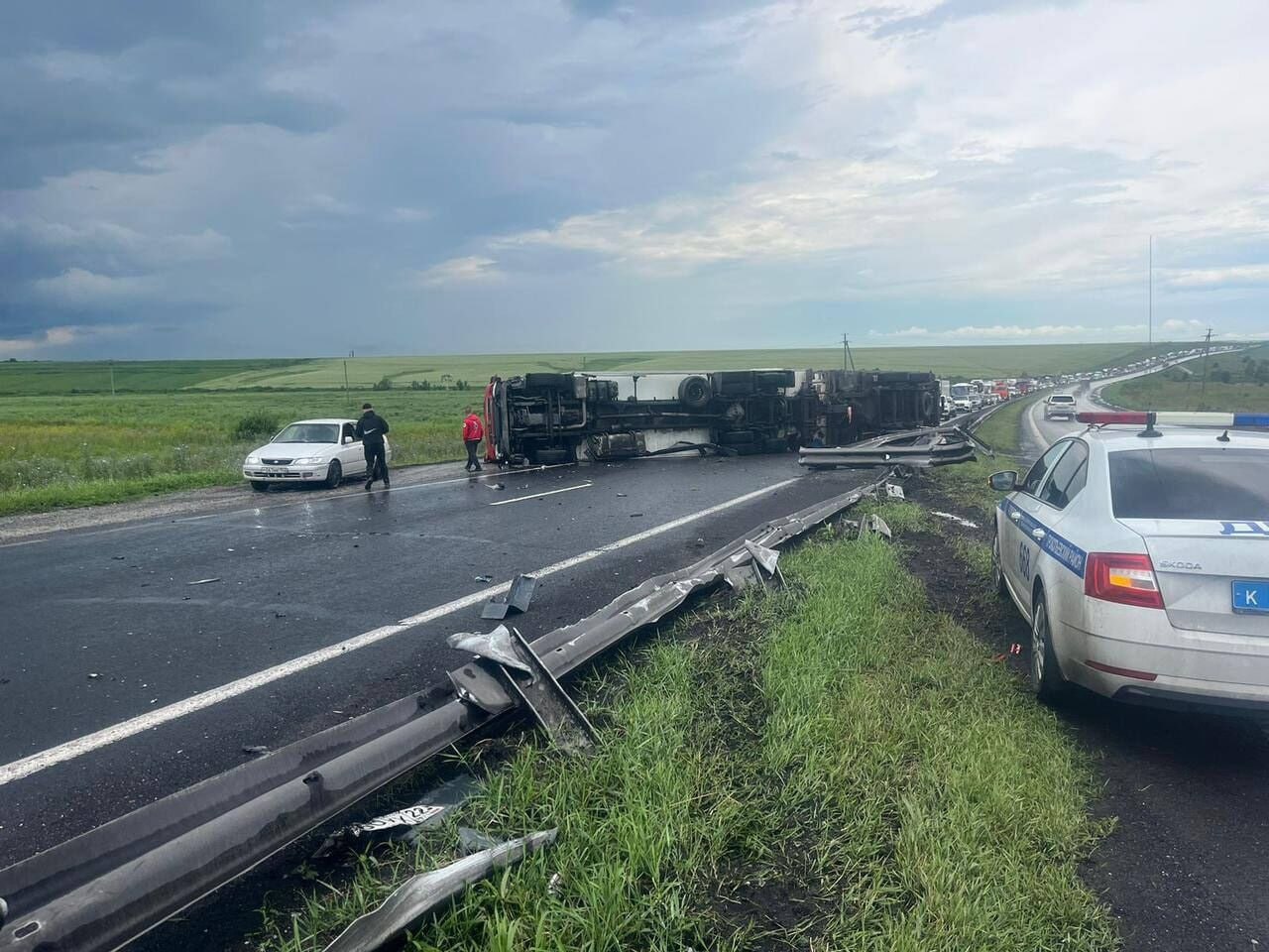 Движение на трассе Кемерово - Новокузнецк оказалось ограничено из-за опрокинувшегося грузовика