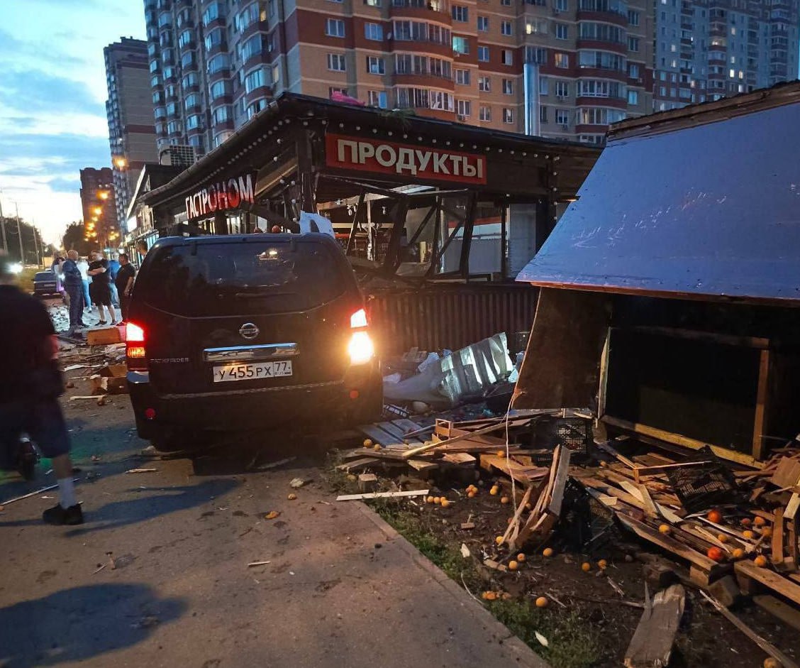 Легковушка въехала в торговый павильон в Балашихе,...