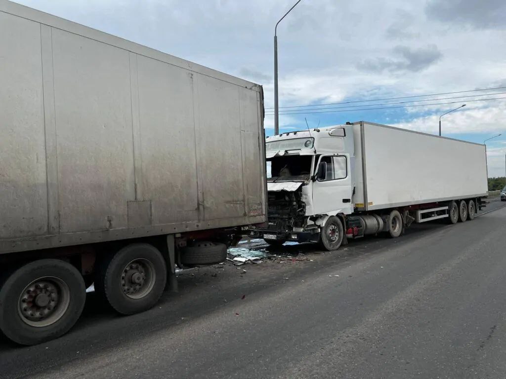 Водитель фуры попал в больницу после аварии под Оренбургом