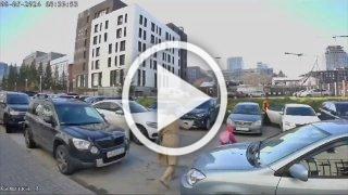 В Новосибирске 4-летняя девочка на самокате попала под машину под присмотром матери