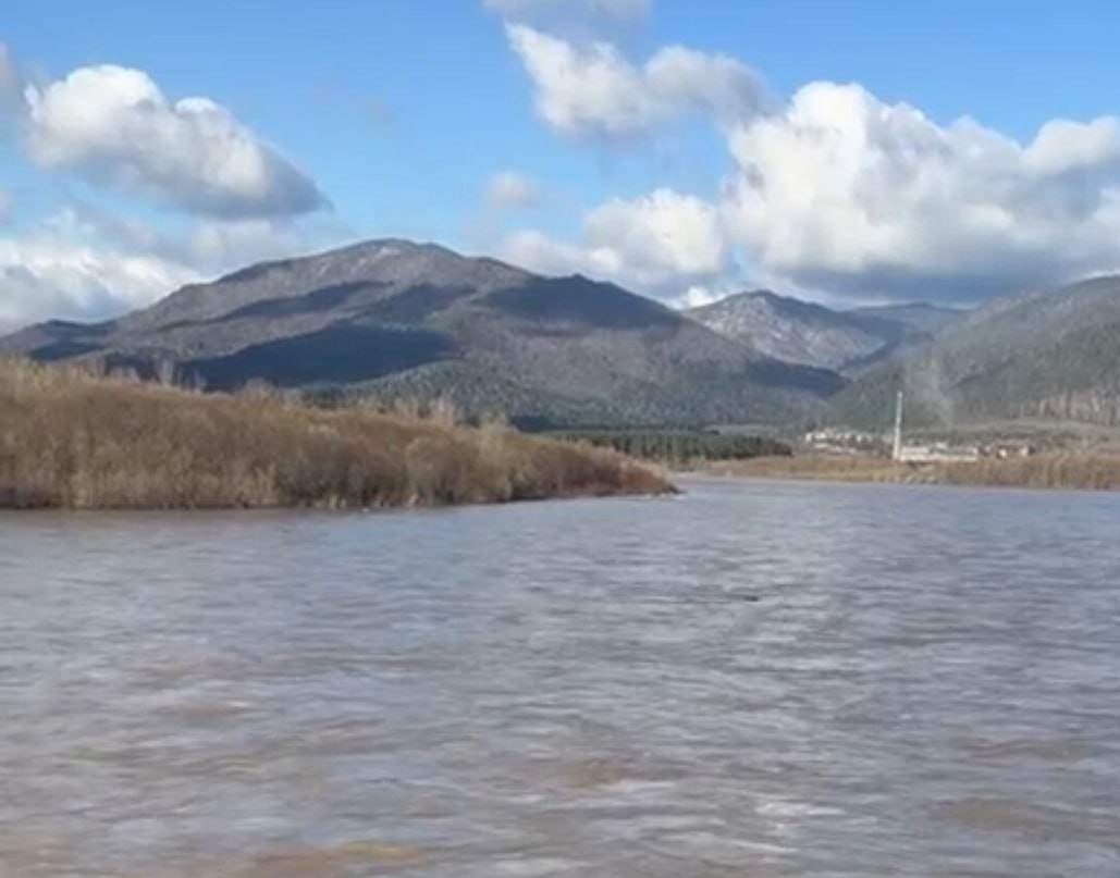 Уровень воды в реке Абакан в Абазе вновь постепенно...