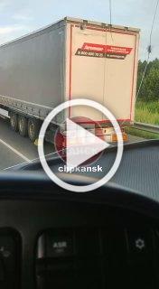 Авария на Вознесенке. Легковушку зажало между фурами....