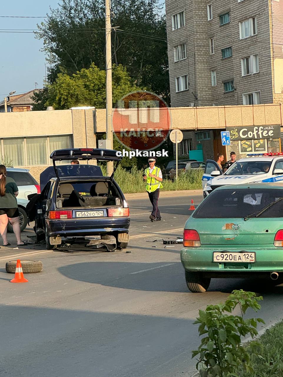 Улица 40 лет Октября, перевернулся автомобиль, уже...