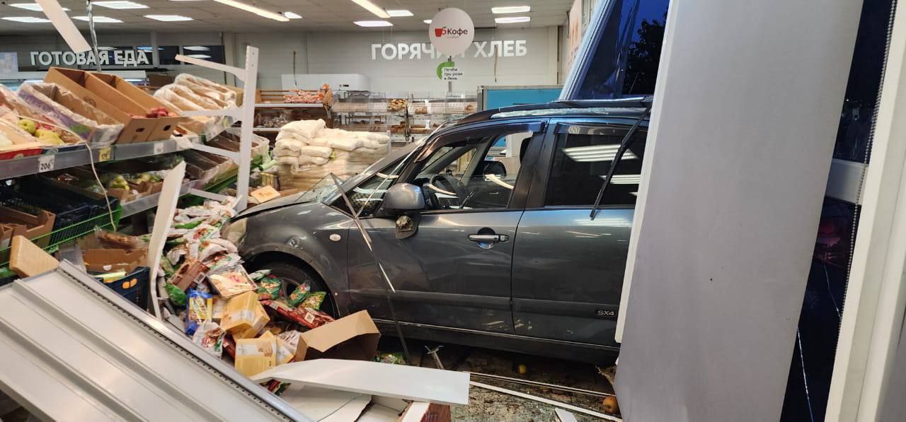 Автоледи «запарковалась» в супермаркет, перепутав педали 