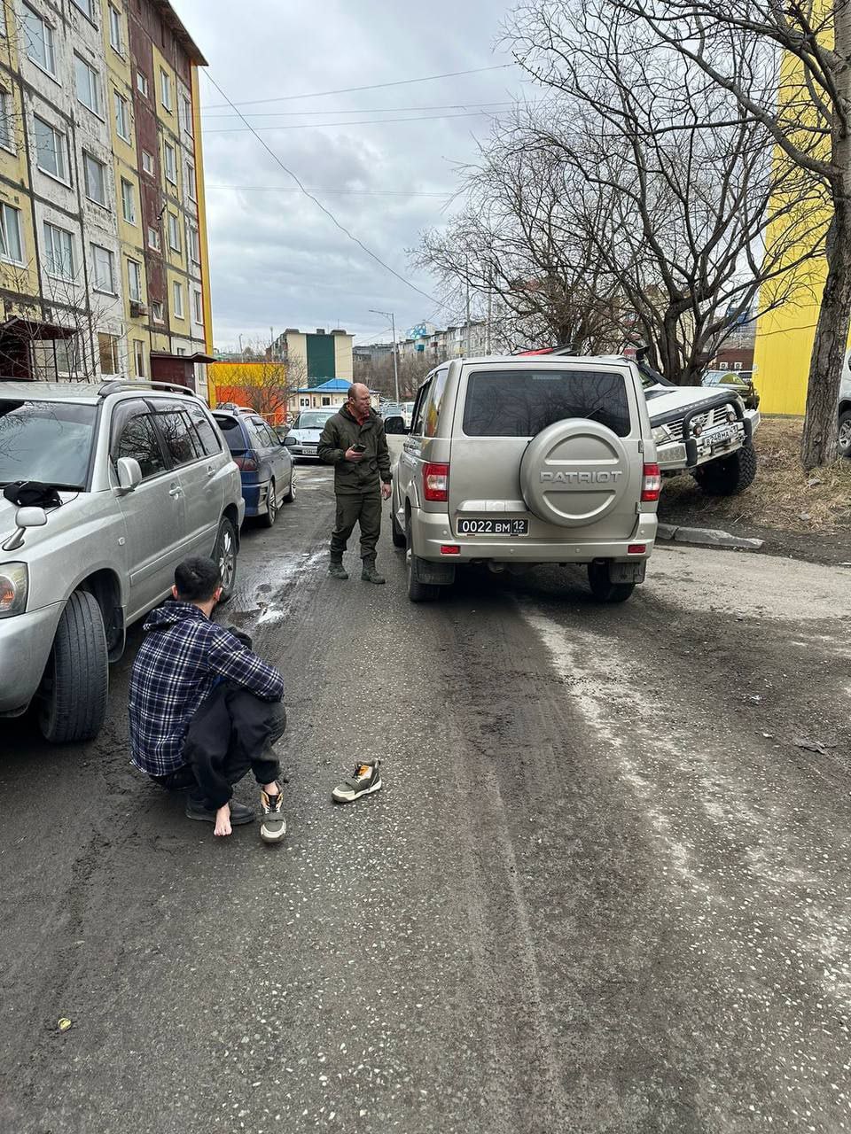На Камчатке дерзкий водитель сбил во дворе дома 7-летнего мальчика и грубил его отцу