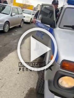 На Камчатке дерзкий водитель сбил во дворе дома 7-летнего мальчика и грубил его отцу