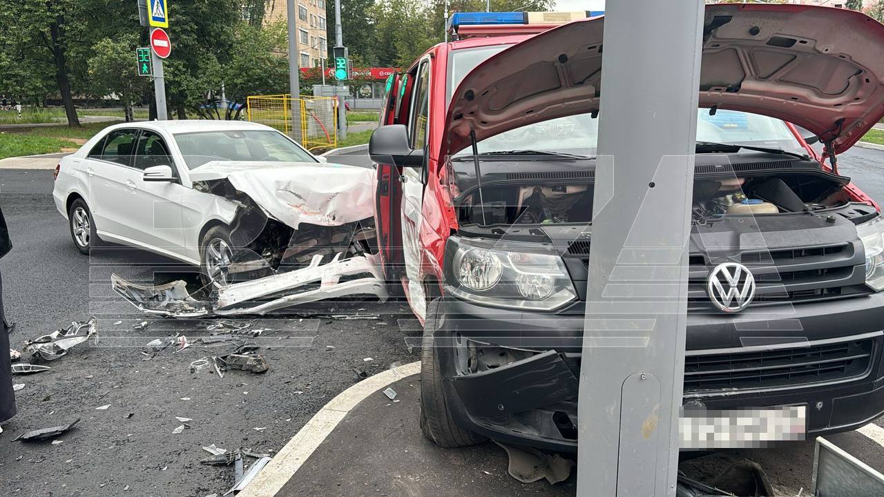 Замглавы Управления МЧС по Москве попал в аварию, когда ехал на тушение пожара. 