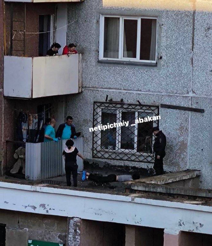 В Абакане из окна выпал человек
